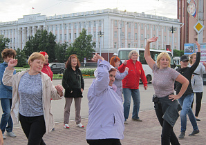 Уличные тренировки для старшего поколения провели в Барнауле