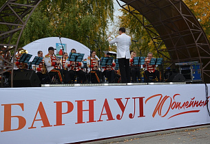 В Барнауле в День города прошел краевой фестиваль духовых оркестров