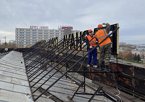 В Барнауле начался демонтаж букв "Барнаул  город орденоносный" с крыши дома на проспекте Красноармейском