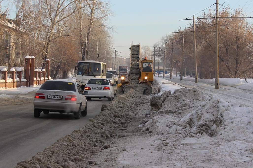 Снегоуборочная техника на дорогах Барнаула 16 января