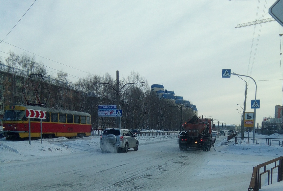 Снегоуборочная техника на дорогах Барнаула 28 января