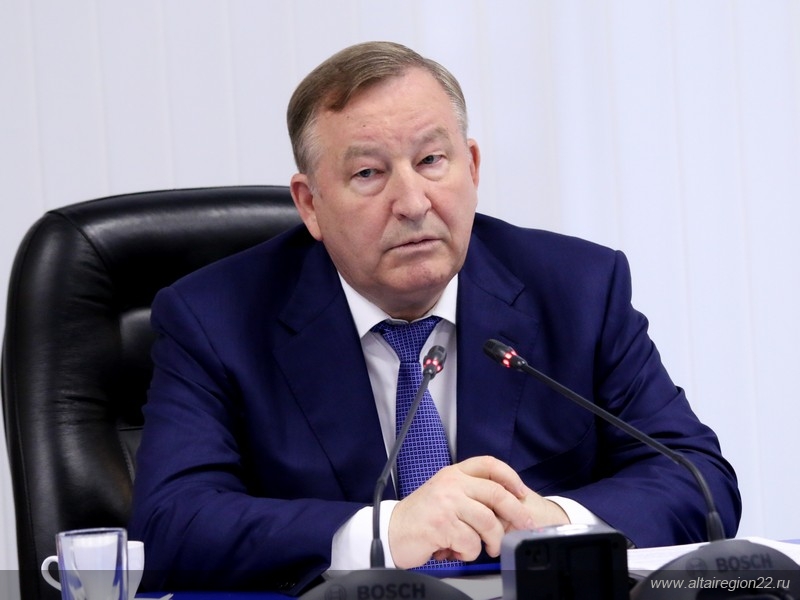 Более 500 вопросов поступило губернатору Алтайского края во время прямой линии