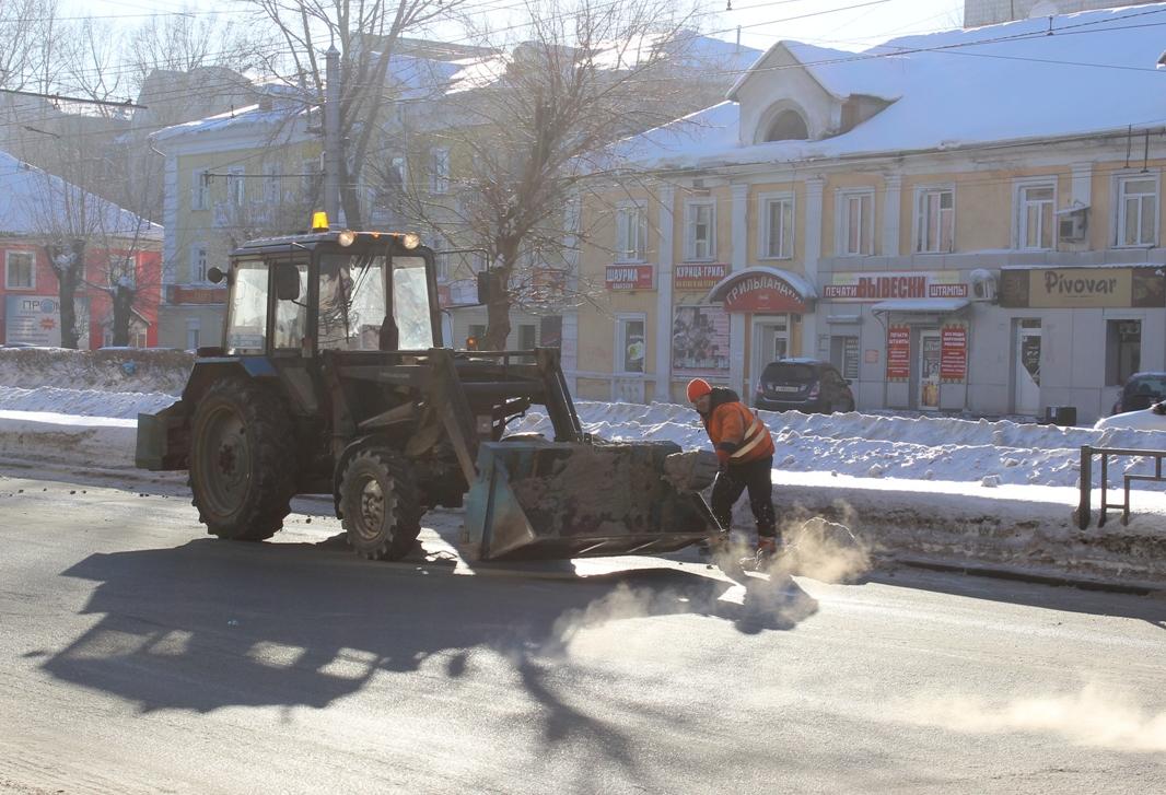 Снегоуборочная техника на дорогах Барнаула 15 января