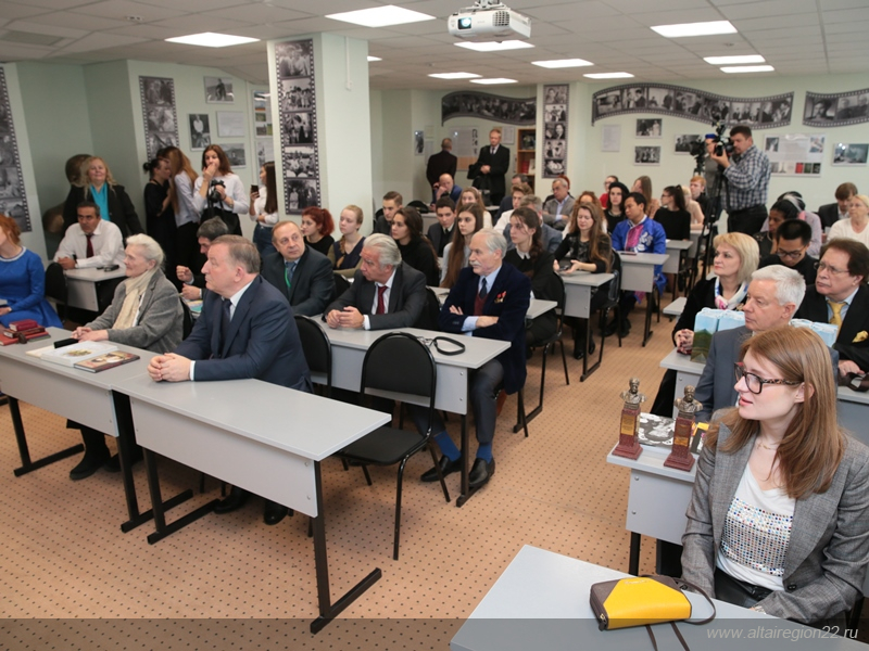 Губернатор Александр Карлин провел открытый урок в Российском университете дружбы народов