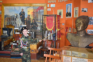 Тур по школьным музеям провели юные экскурсоводы для пенсионеров Барнаула