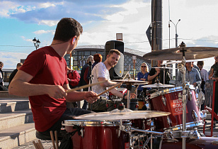 На набережной Оби барабанщики барнаульской школы игры на ударных дадут бесплатный концерт