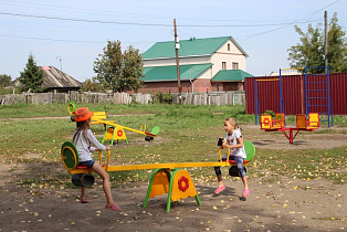 Для жителей Бельмесево на средства гранта администрации Барнаула построили детскую площадку