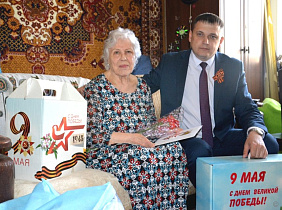 Ветераны и труженики тыла в Барнауле продолжают получать подарки к 79-ой годовщине Победы