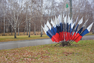 Улицы Барнаула украсили российскими флагами ко Дню народного единства