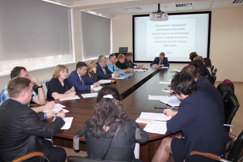 Вопросы организации летнего отдыха, оздоровления и занятости детей обсудили в администрации Барнаула