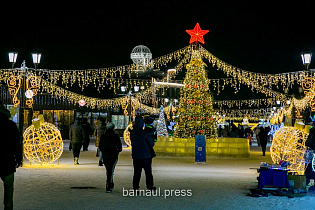 Фоторепортаж: как Барнаул украсили к Новому году 
