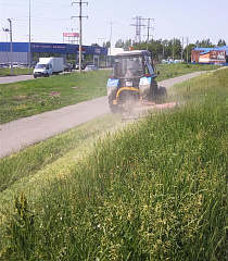 В Барнауле продолжаются работы по покосу травы на улицах города