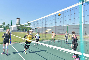В Барнауле на средства гранта администрации города построили новую волейбольную площадку 