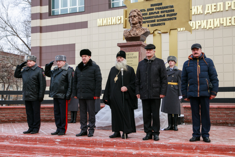 В Барнауле установили памятник Петру I