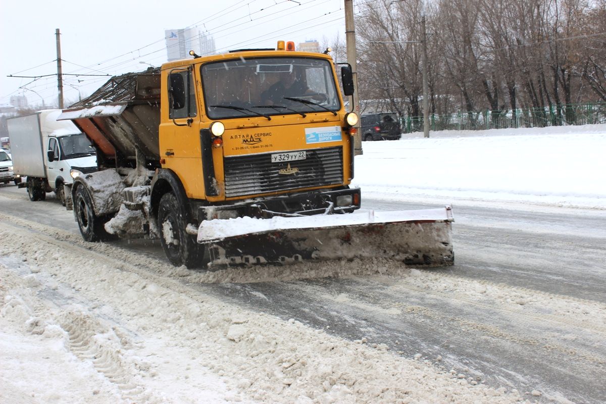 10 декабря на уборке дорог Барнаула от снега задействованы 108 единиц техники