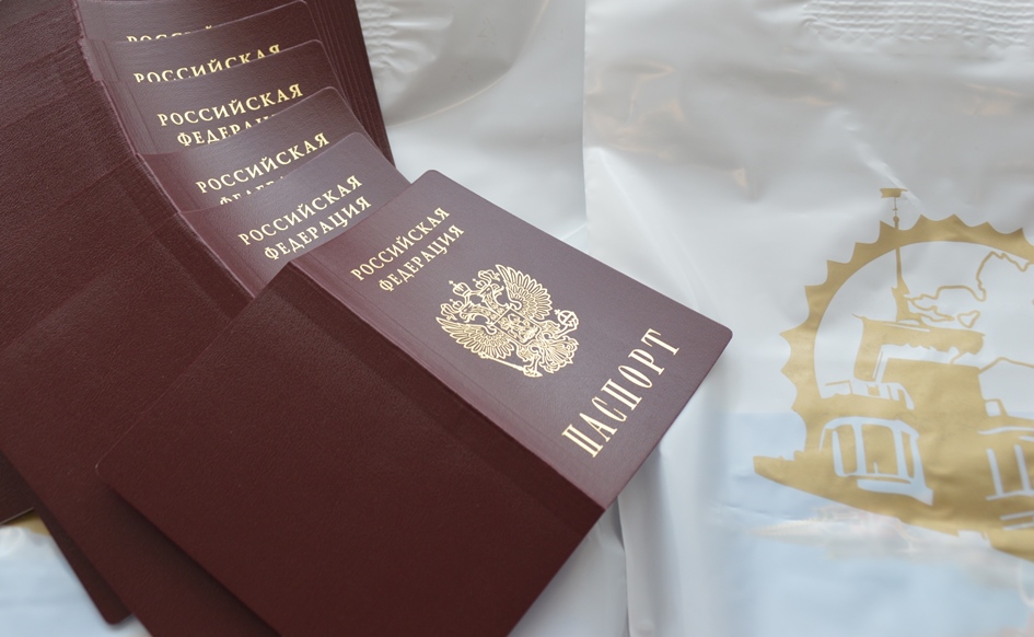 В преддверии Дня России юным жителям Октябрьского района Барнаула торжественно вручили первые паспорта