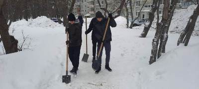 Студенты академии гостеприимства оказывают посильную помощь в очистке тротуаров и пешеходных переходов от снега и наледи в Ленинском районе