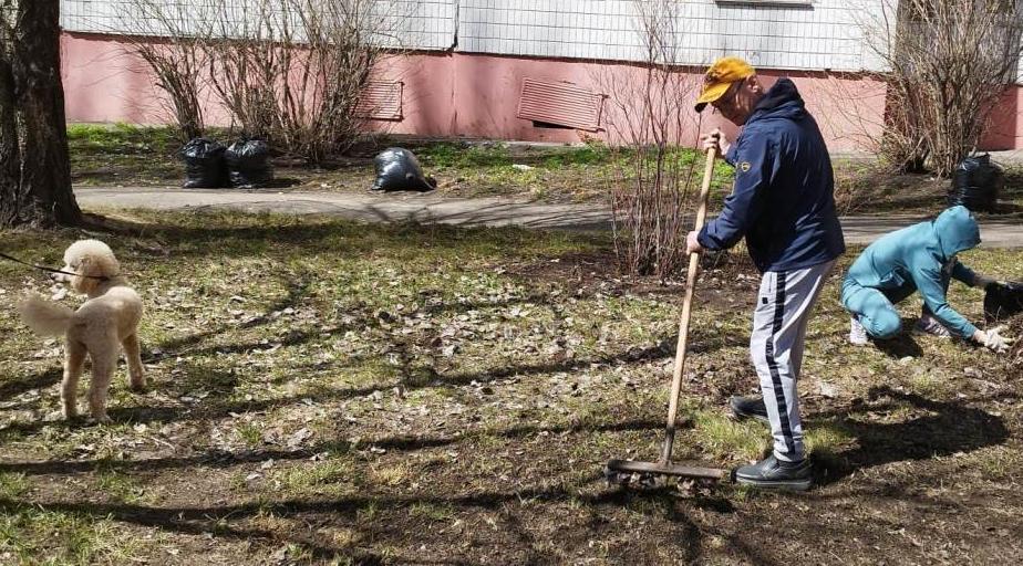 Общественники Октябрьского района принимают активное участие в месячнике весенней санитарной очистки