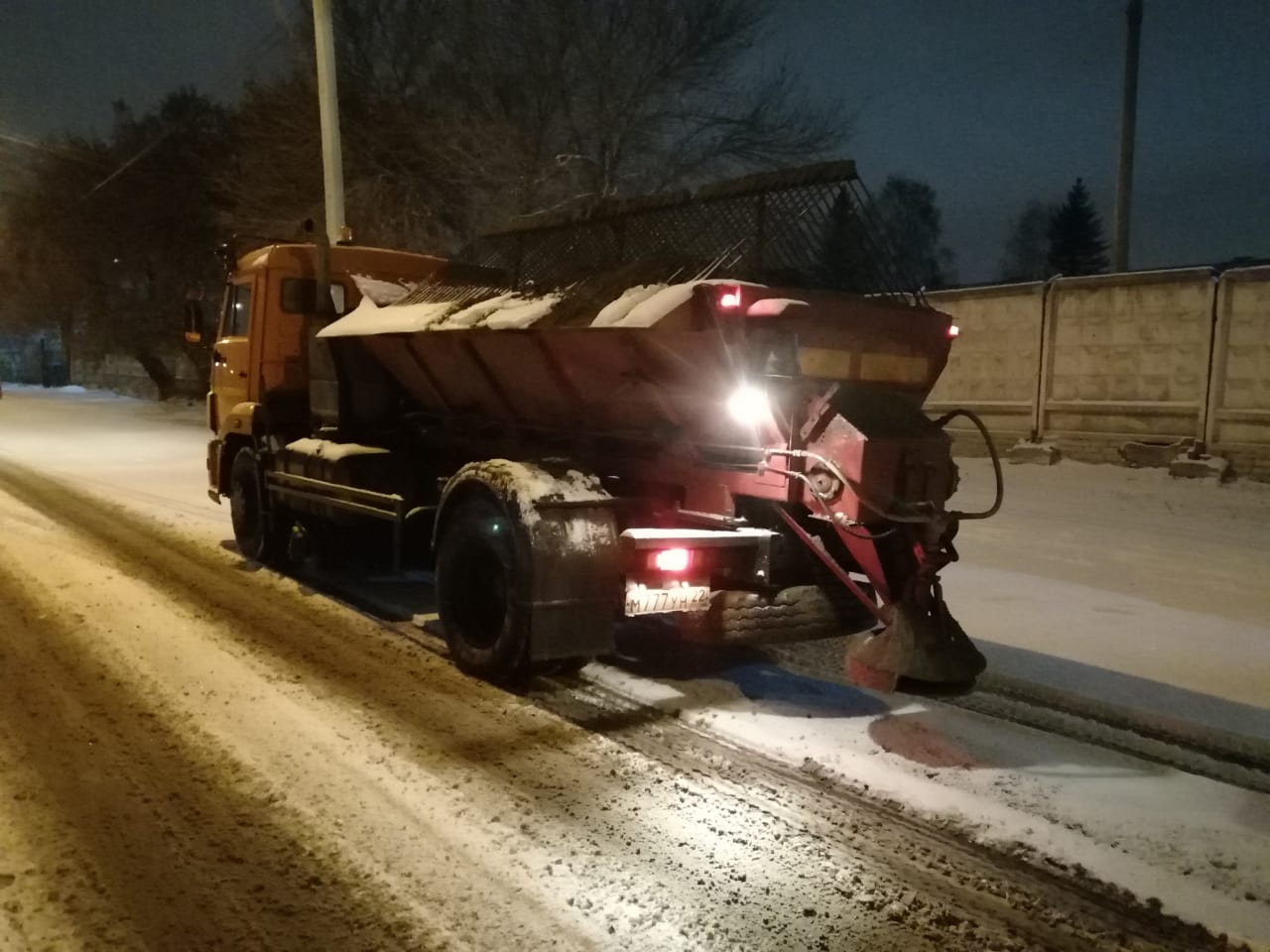 МБУ «Автодорстрой» 12 ноября в случае снегопада планирует вывести на линию до 90 спецмашин для уборки дорог