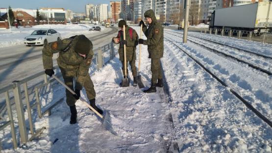 В Барнауле на помощь в борьбе с последствиями  снегопада пришли студенты-волонтеры