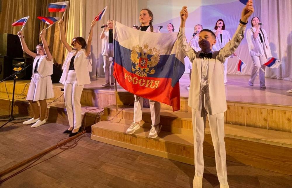 Праздничным концертом поздравили жителей Барнаула с наступающим Днем защитника Отечества