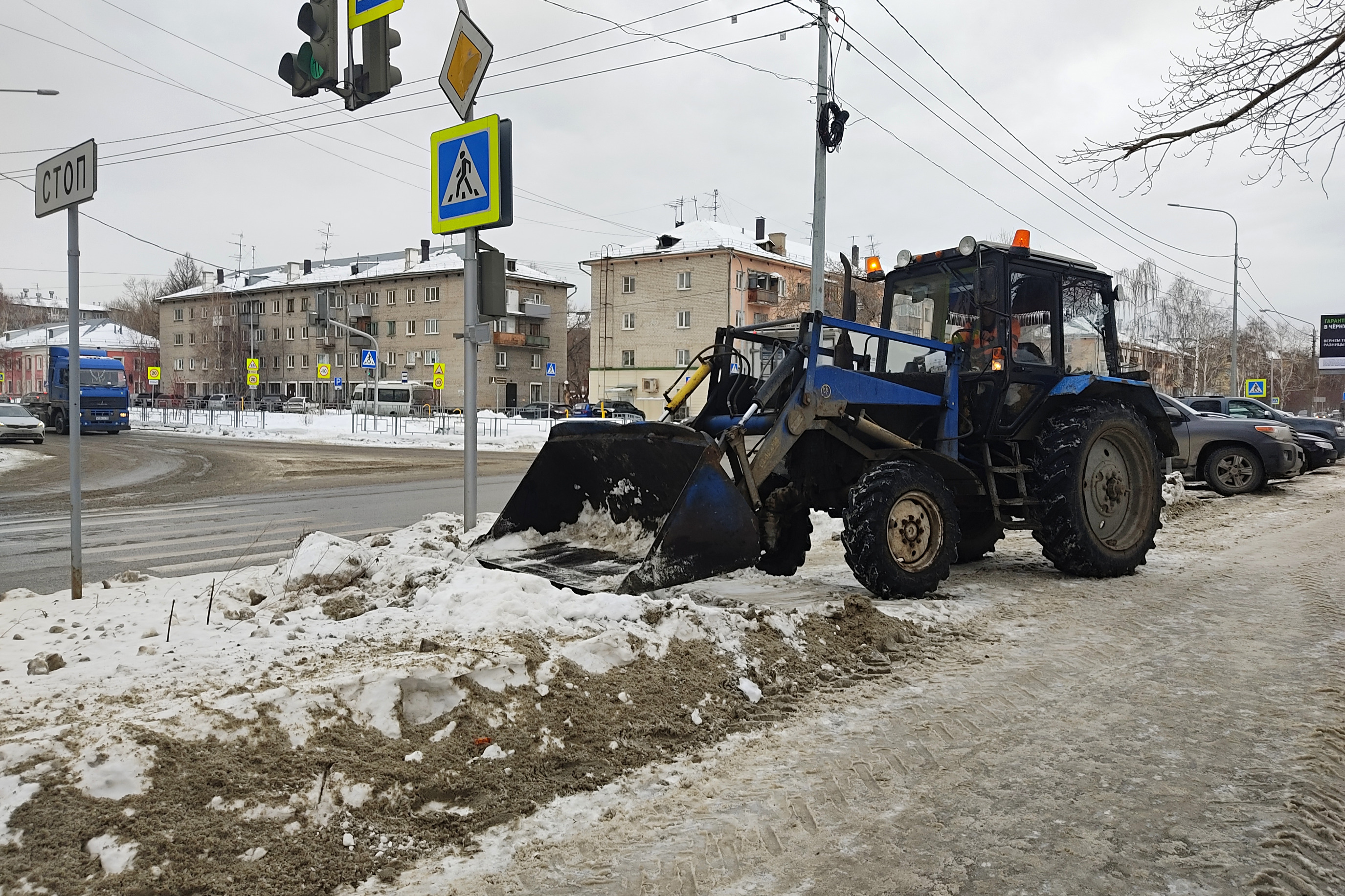 В Октябрьском районе продолжается работа по очистке улиц, дворов и кровель от снега и наледи