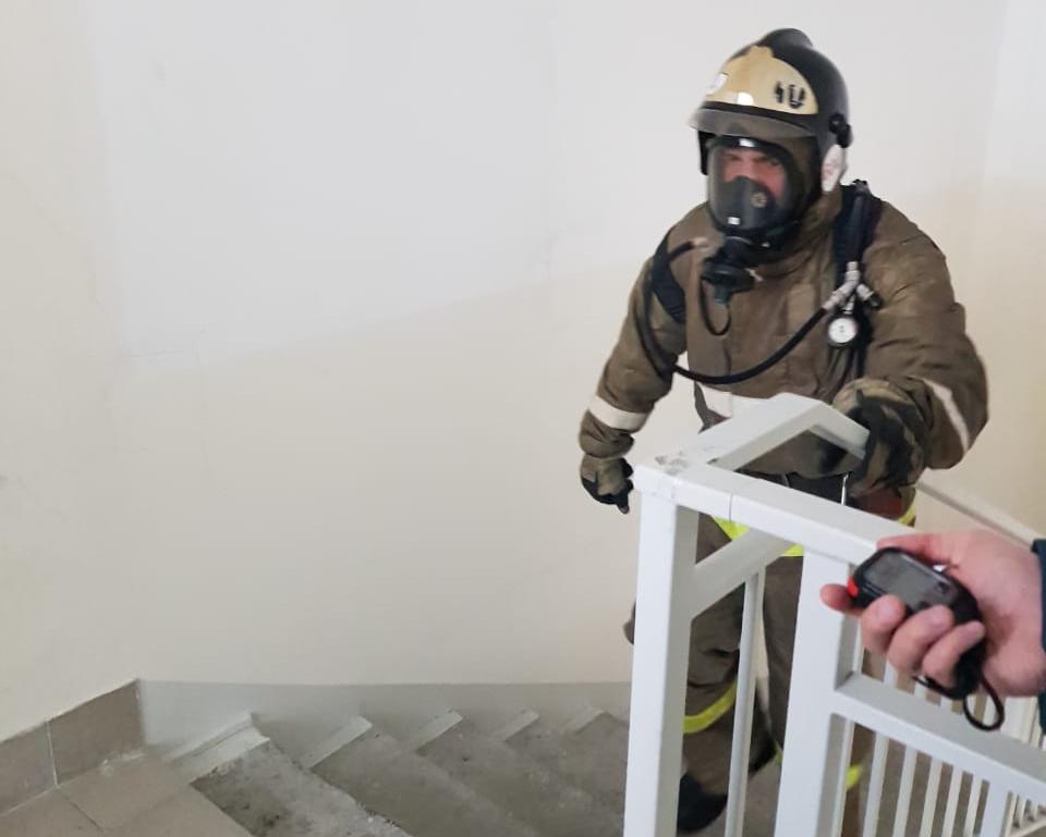 В Барнауле среди пожарных провели соревнования соревнования по скоростному подъему на 23 этаж