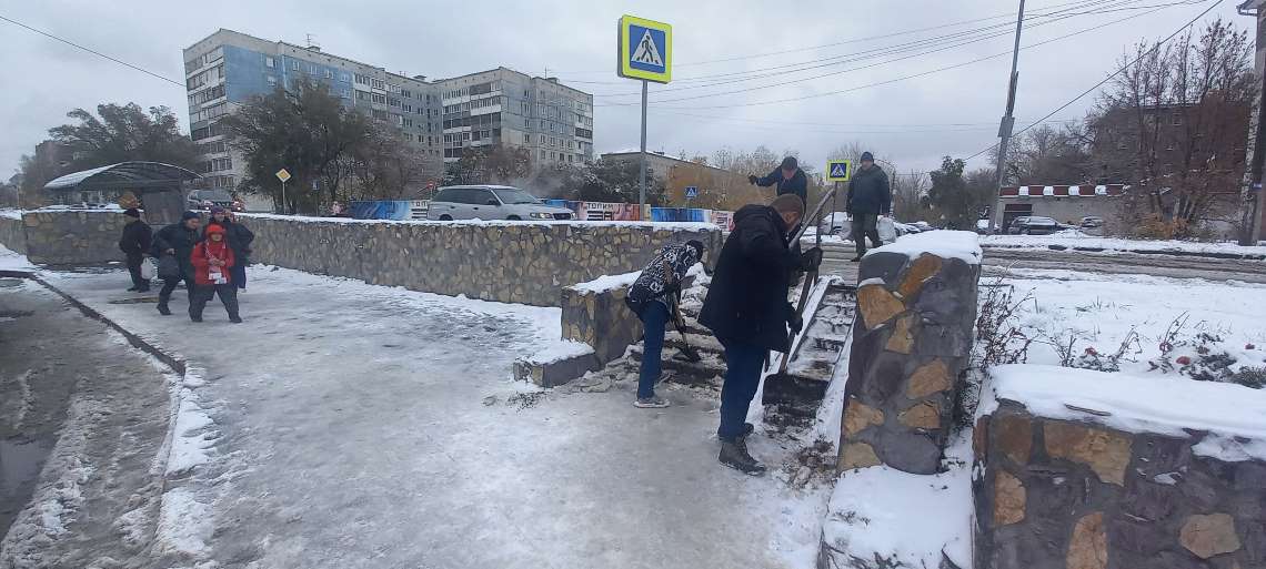 Студенты – волонтеры присоединились к работам по очистке улиц Ленинского района от снега и наледи 