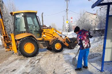 Общественники района помогают в борьбе со снегом и наледью