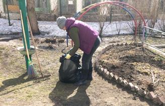 Активисты ТОС  Ленинского района приводят в порядок дворы после затянувшейся зимы