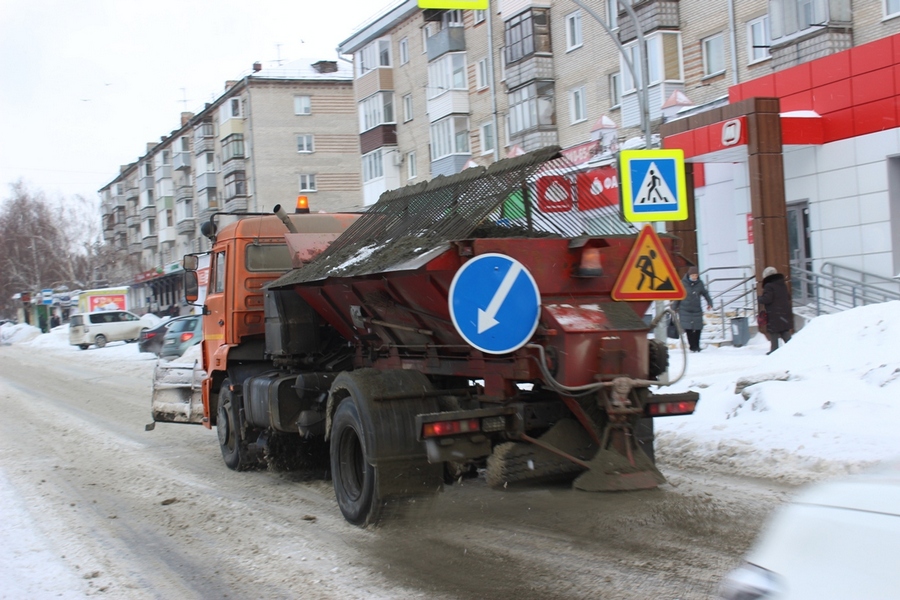 В ночь на 4 февраля на дорогах Барнаула будут работать 156 единиц снегоуборочной техники