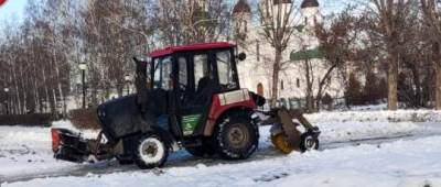 Дорожные и коммунальные службы продолжают убирать снег и наледь в Ленинском районе