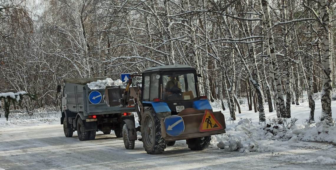 Работы по очистке от снега и наледи территории Ленинского района продолжаются в выходные и праздничные дни