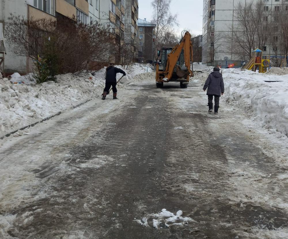 В Железнодорожном районе Барнаула продолжают очищать от снега и наледи кровли и дворовые территории