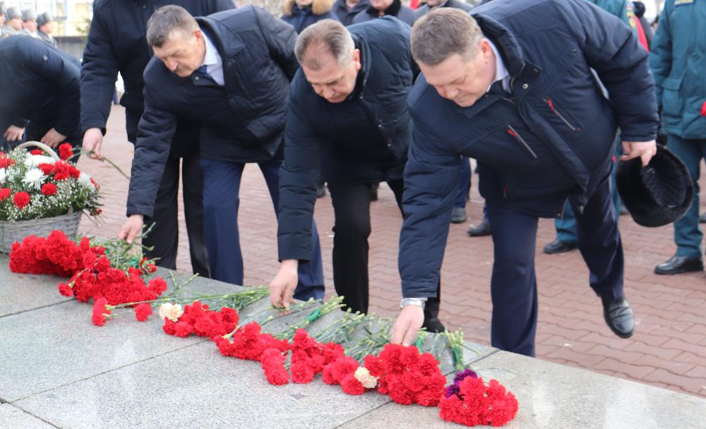 В День защитника Отечества глава администрации Железнодорожного района возложил цветы к Мемориалу Славы