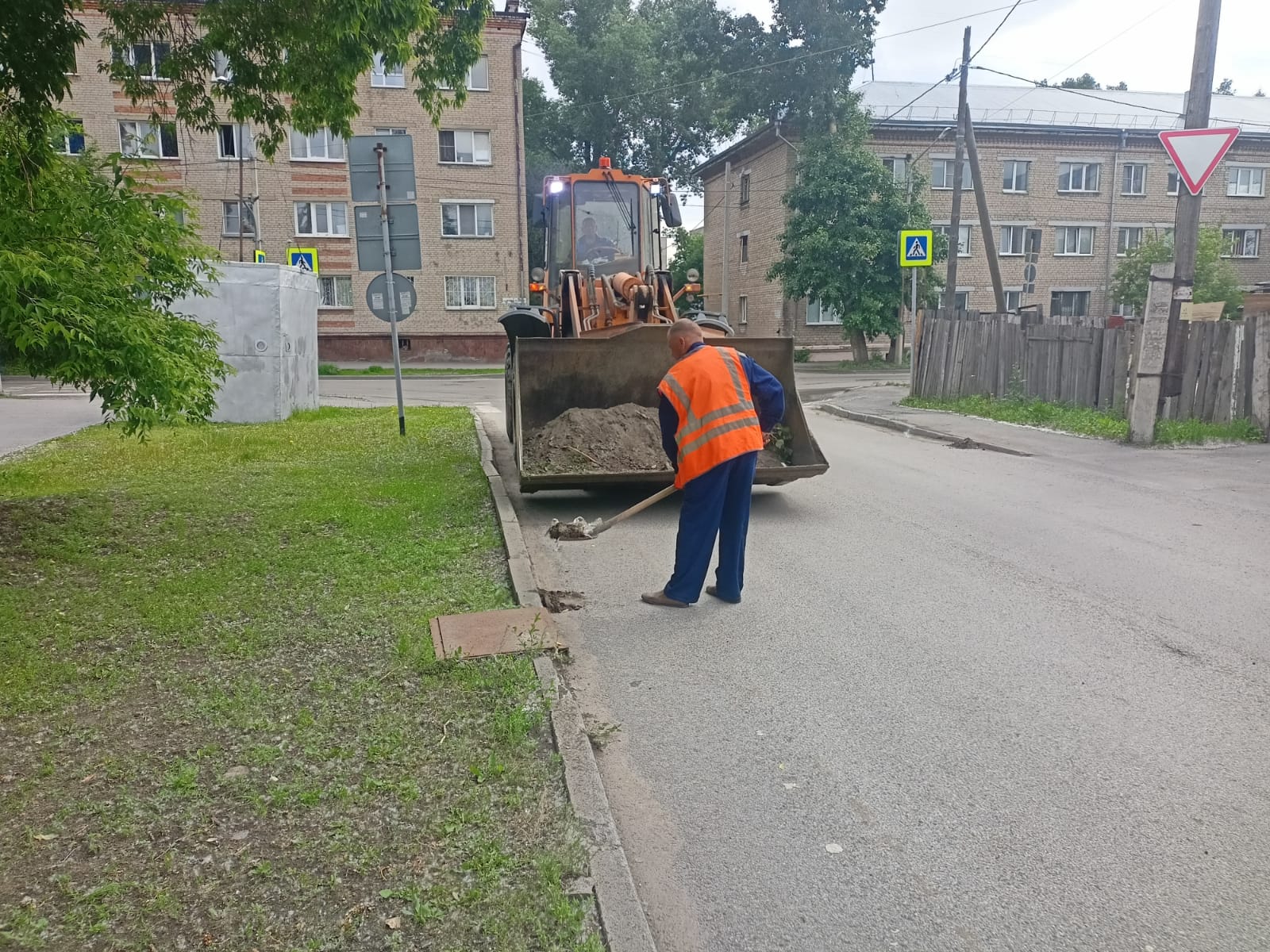 Барнаульские дорожники приводят в порядок участки вдоль дорог 