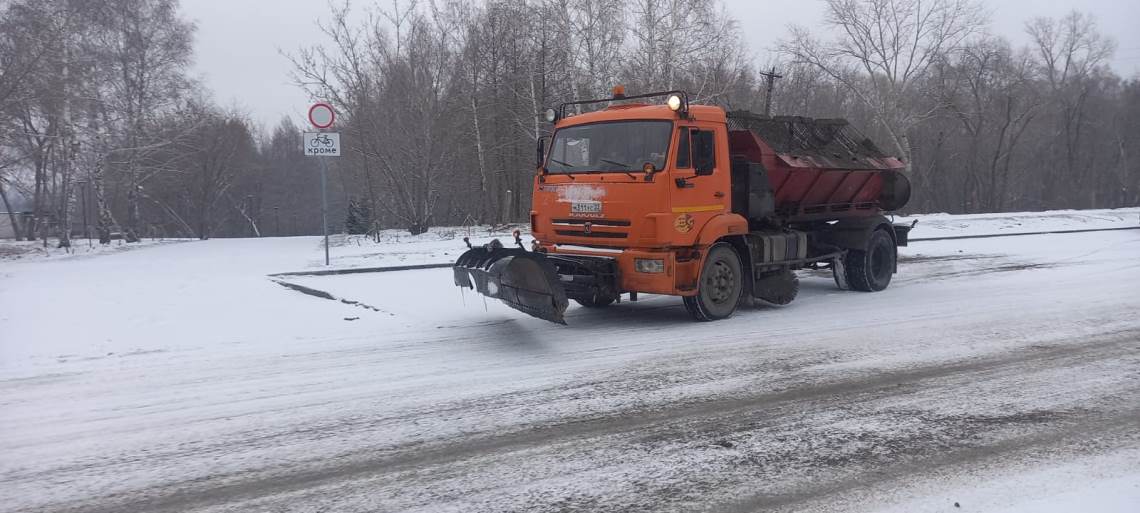 В Ленинском районе в ежедневном режиме ведутся работы по борьбе со снегом и наледью 