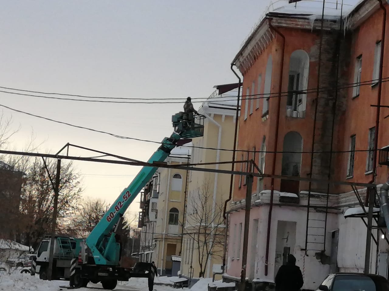 В Барнауле управляющие компании продолжают работы по очистке  дворов и кровель многоквартирных домов