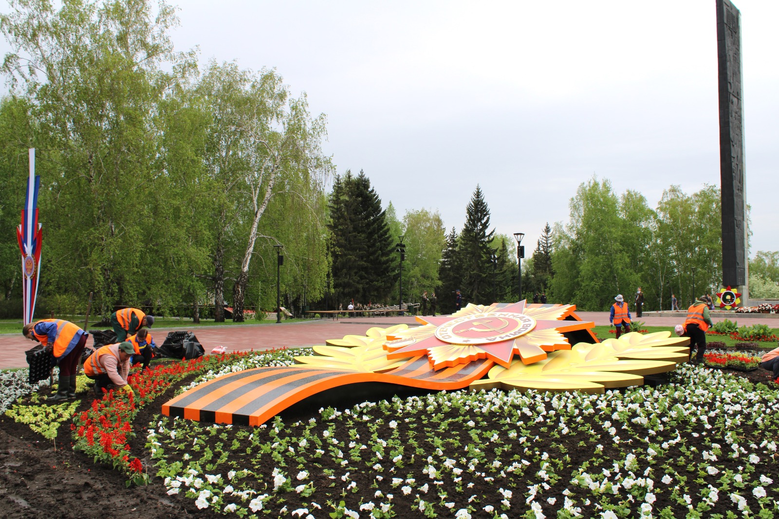 В Барнауле приступили к оформлению клумбы на Мемориале Славы