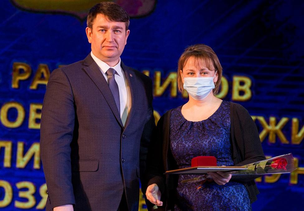 В канун профессионального праздника в Барнауле чествовали работников торговли, бытового обслуживания населения и ЖКХ