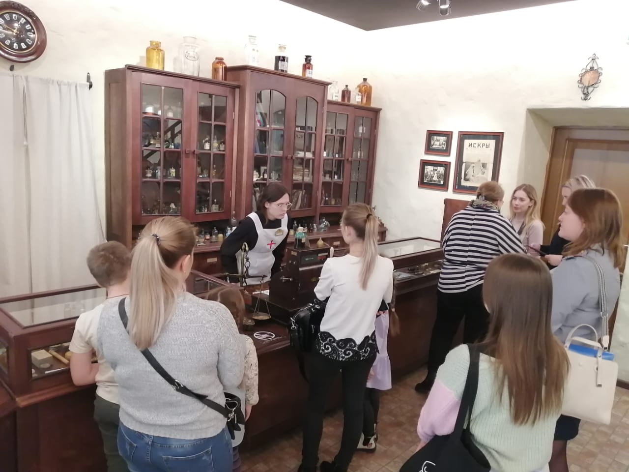 Барнаульские подростки побывали с экскурсией в музее аптечного дела «Горная аптека».
