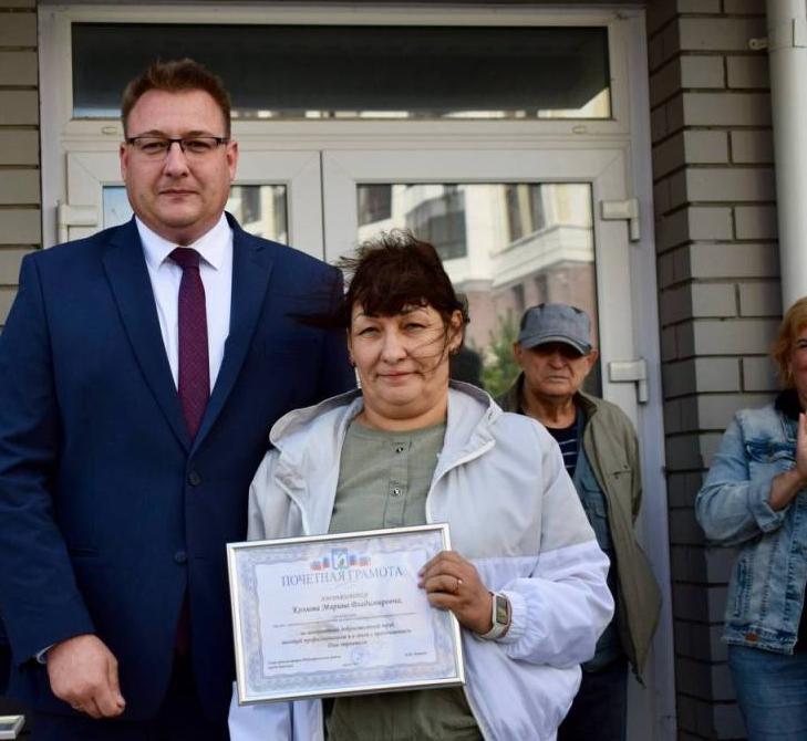 Ко Дню строителя глава администрации Индустриального района вручил награды работникам строительной организации