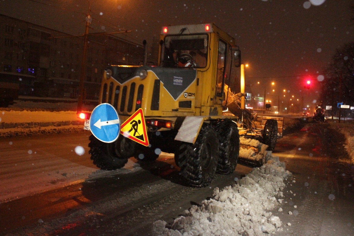 В ночь на 27 ноября на дорогах Барнаула будет работать 131 единица снегоуборочной техники