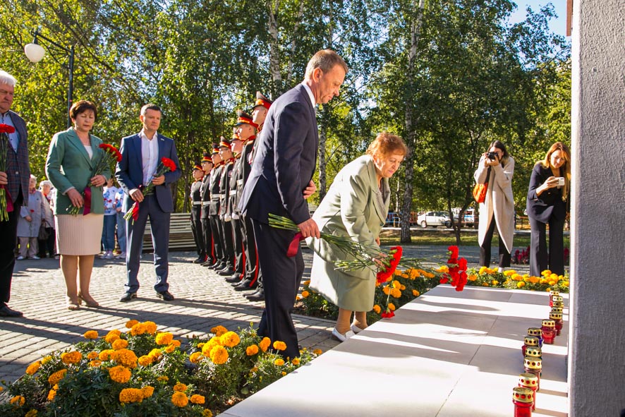 В 81-ю годовщину с начала блокады Ленинграда в Барнауле возложили цветы