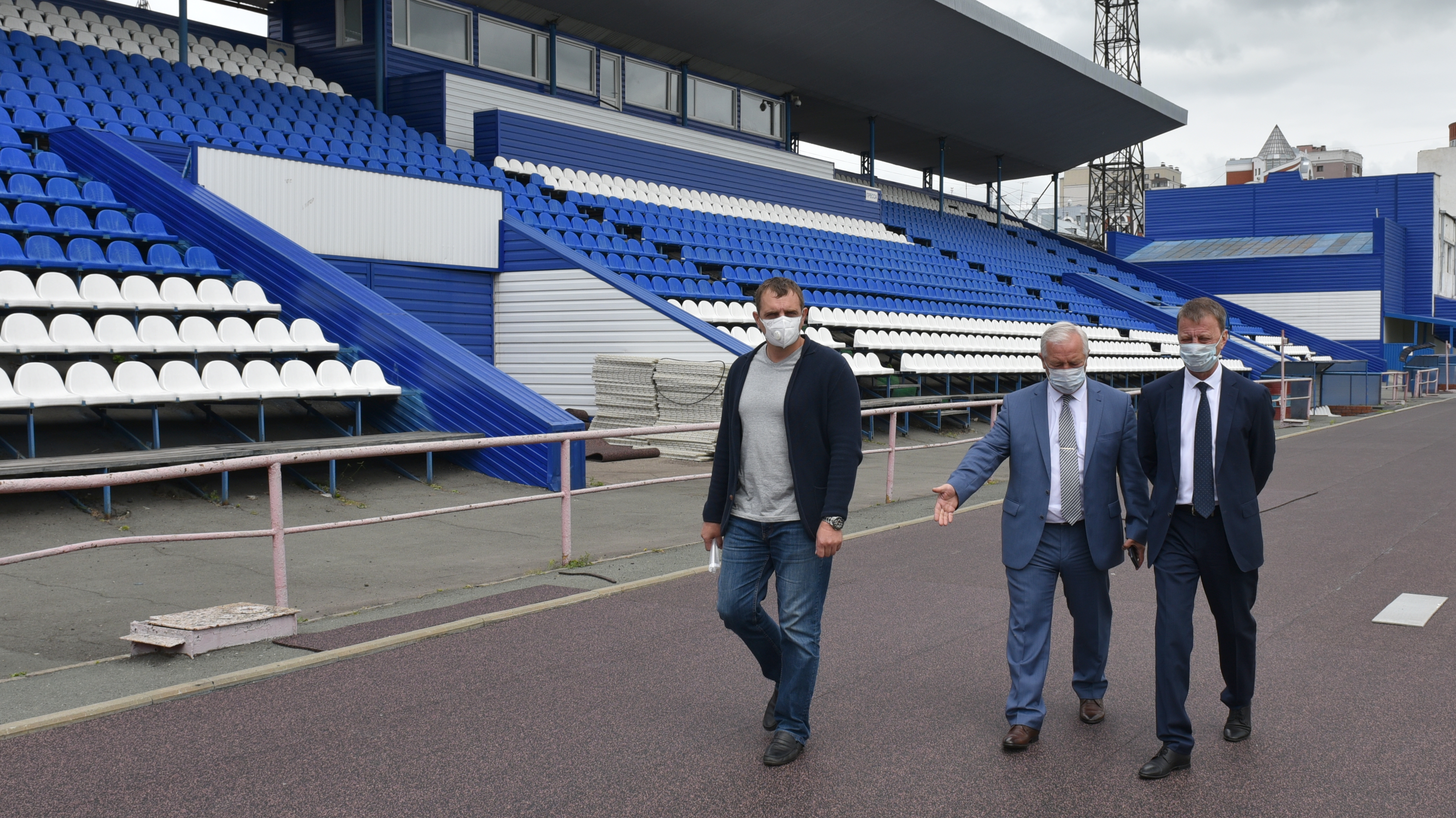 Глава города Вячеслав Франк посетил барнаульский стадион «Динамо», на котором сейчас проходит масштабная реконструкция