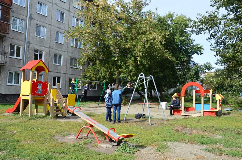 В шести барнаульских дворах по нацпроекту обустроили детские площадки 