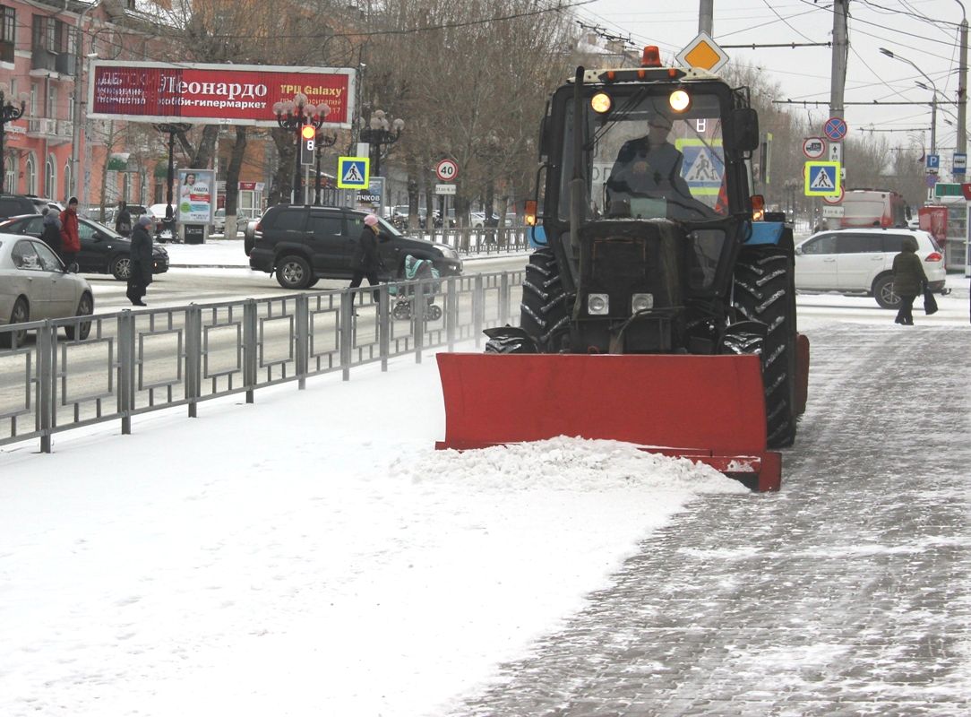 Более 80 единиц снегоуборочной техники работают на улицах Барнаула 19 февраля