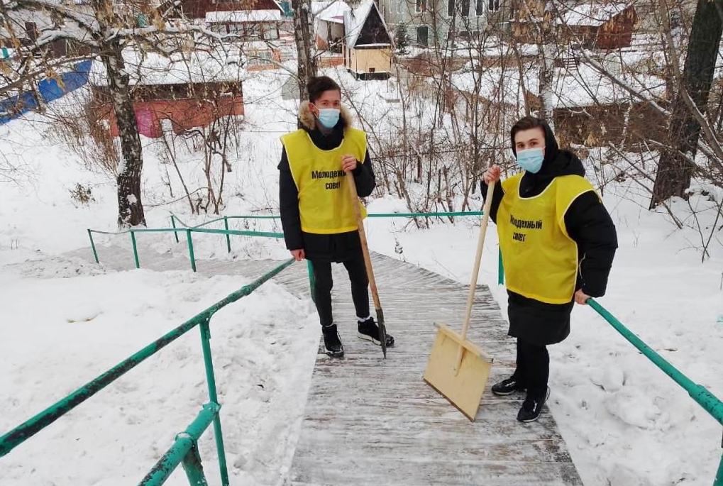 Акции по уборке снега провели в Центральном районе Барнаула