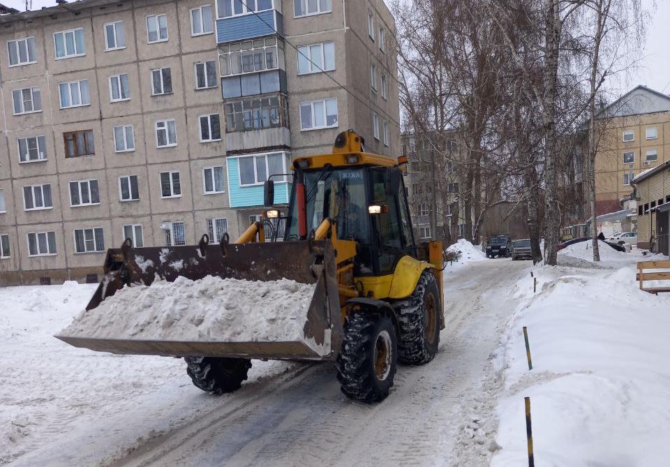 В администрации Барнаула обсудили уборку снега и наледи во дворах