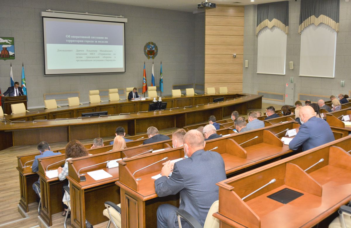 Подготовку ко Дню знаний и эпидемиологическую обстановку в Барнауле обсудили на аппаратном совещании в администрации города